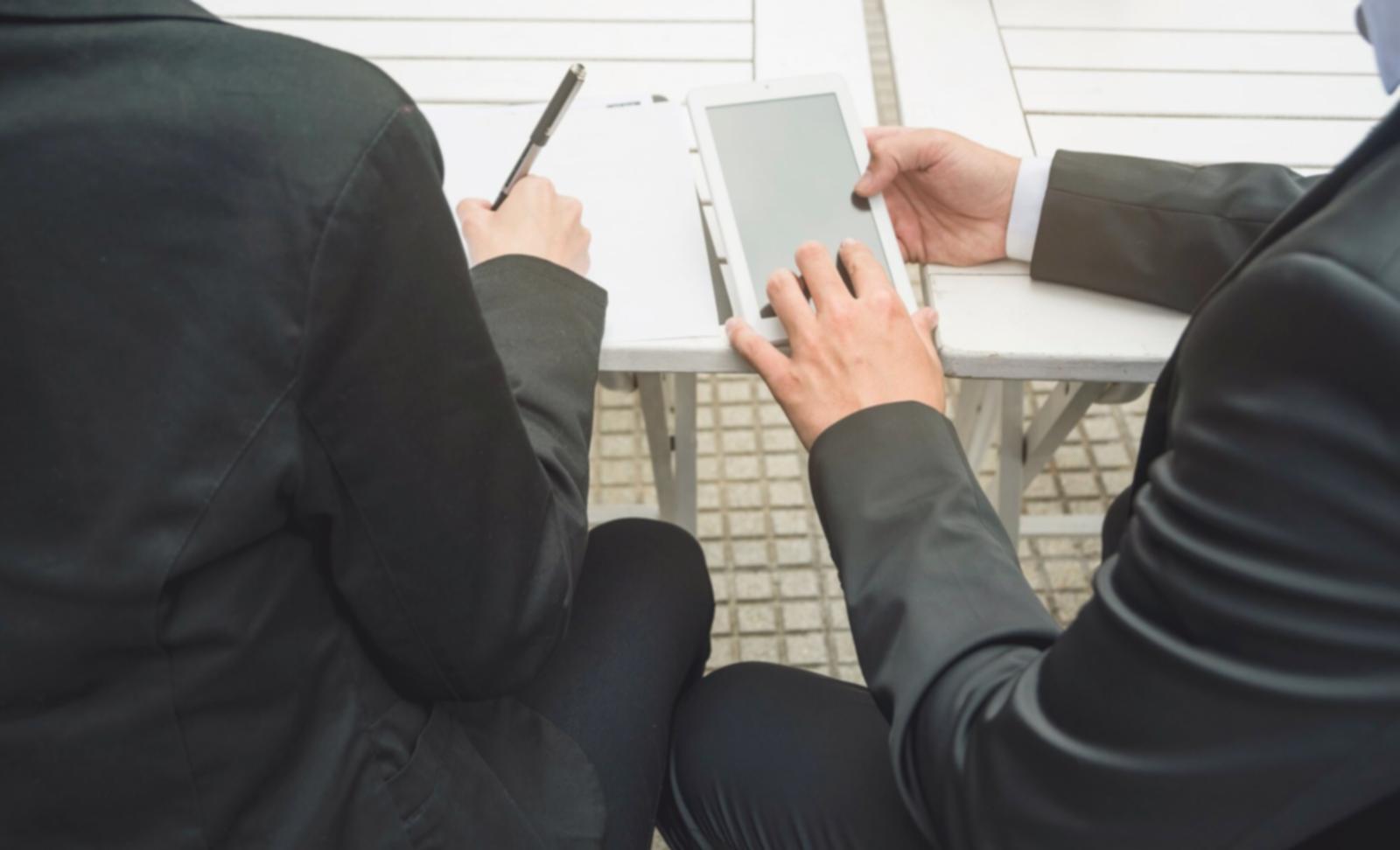 Oficina de arobilithibion en Madrid con equipo analizando datos financieros